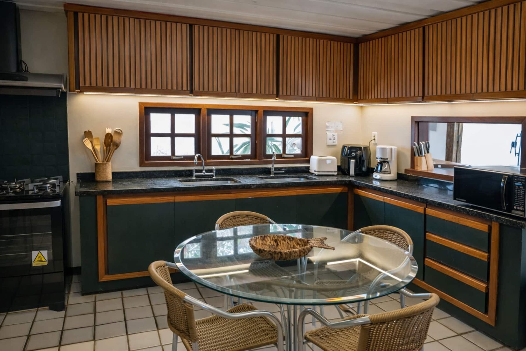 Full kitchen